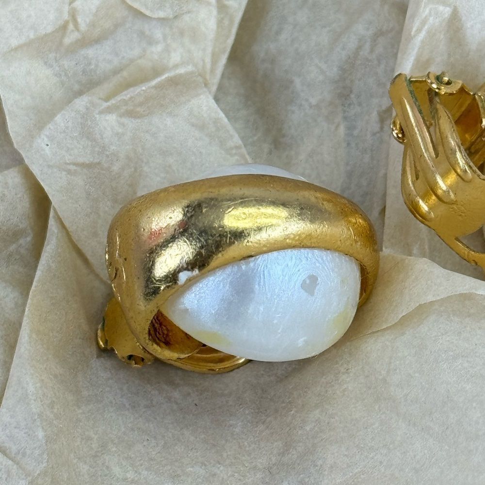 Chanel Vintage 93a Large Faux Pearl Gold Clip On Earrings - Picture 12 of 16